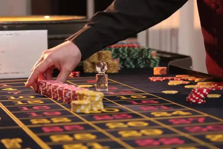 Beragam permainan Kasino online termasuk roulette, blackjack, dan live dealer